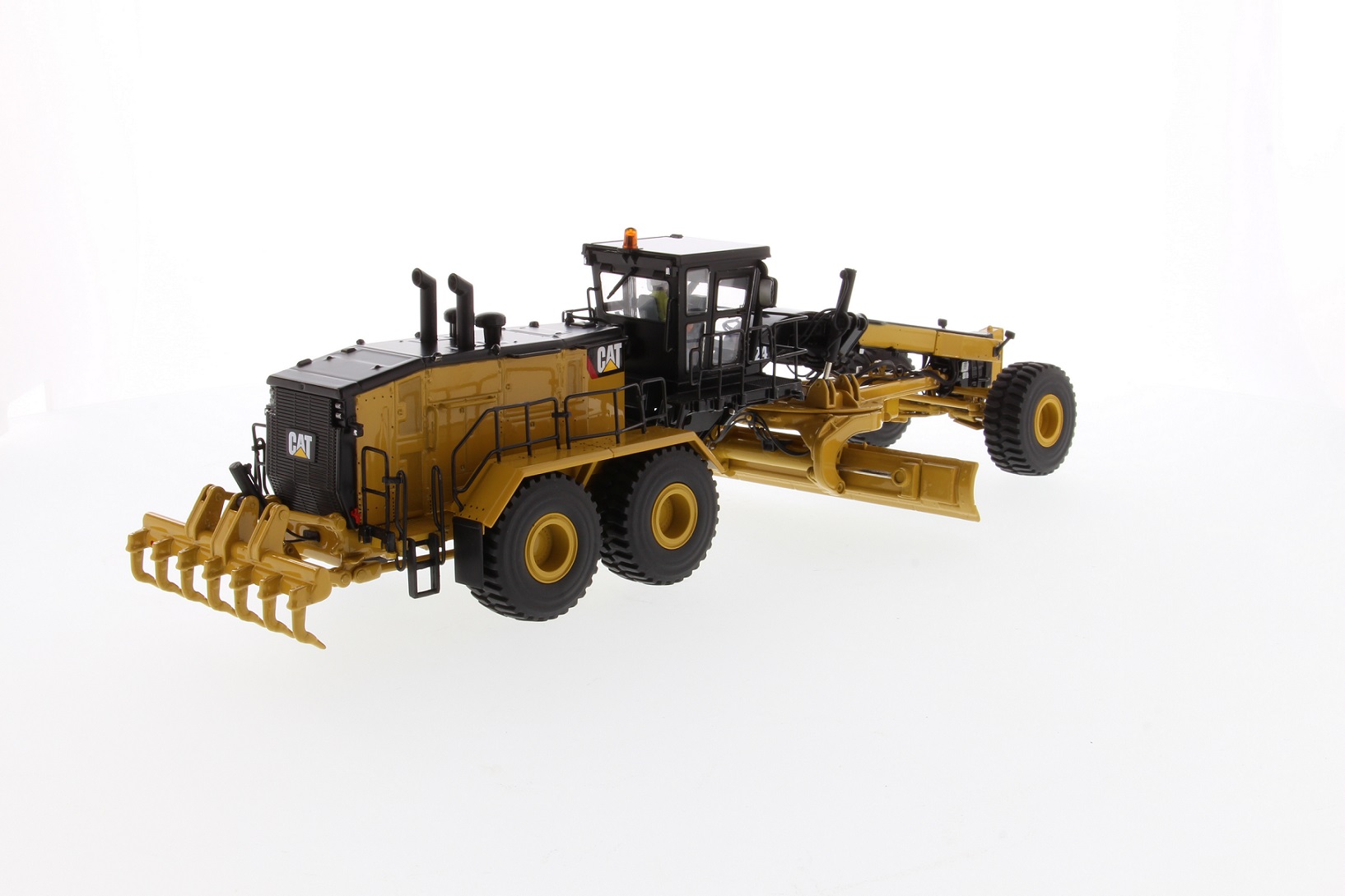 thumbnail image 2 of 1:50 Scale Caterpillar No.12 And 12M3 Motor Grader (85560 2 of 14