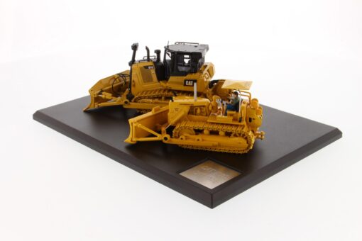 Cat Diecast D7 (17A) & D7E Electric Drive Track-Type Tractor Evolution Series 85561 - Image 6