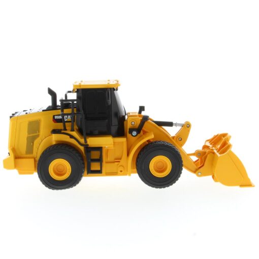 Cat Remote Controlled 950M Wheel Loader 1:35 scale 23003 - Image 4