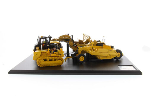 Cat Diecast D7C/70 & 621K Motor Scraper Evolution Series 85563 - Image 9