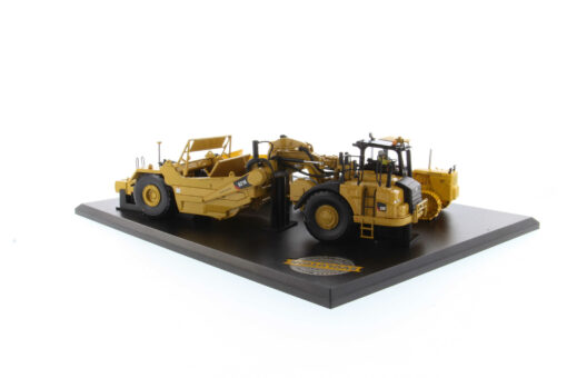 Cat Diecast D7C/70 & 621K Motor Scraper Evolution Series 85563 - Image 4