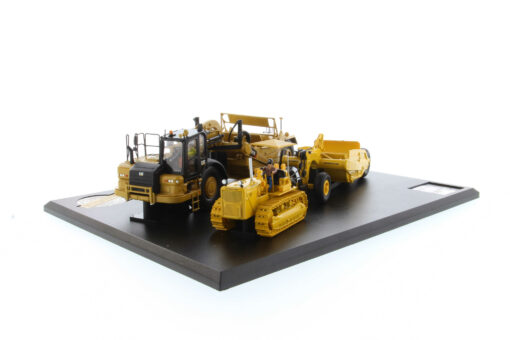 Cat Diecast D7C/70 & 621K Motor Scraper Evolution Series 85563 - Image 2