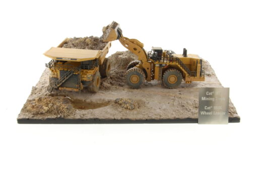 Cat 1:125 Weathered 797 + 994K & Diorama 85762 - Image 17