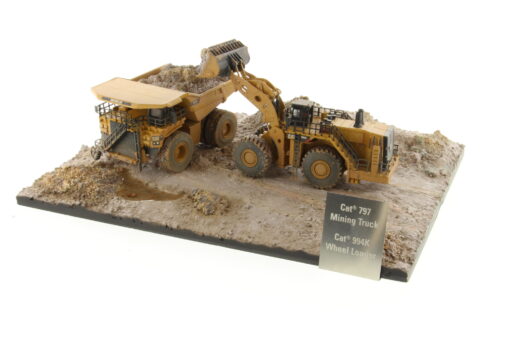 Cat 1:125 Weathered 797 + 994K & Diorama 85762 - Image 16