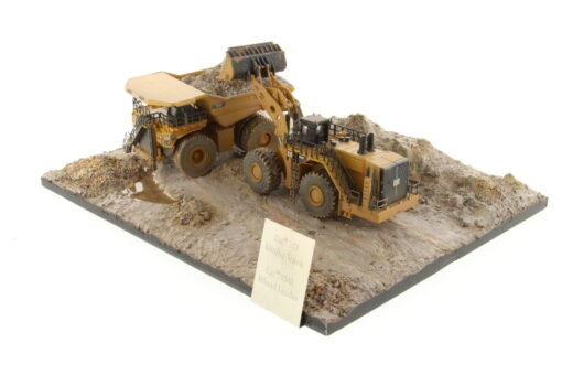 Cat 1:125 Weathered 797 + 994K & Diorama 85762 - Image 15