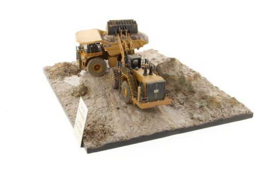 Cat 1:125 Weathered 797 + 994K & Diorama 85762 - Image 14