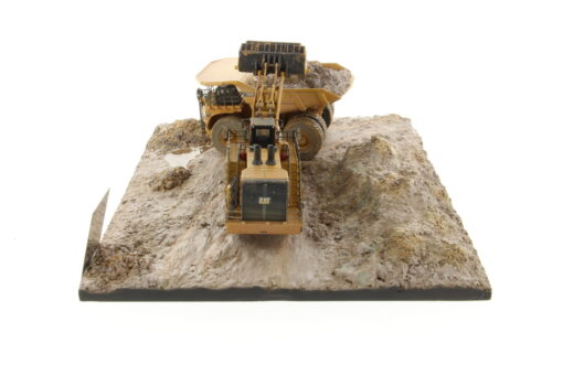 Cat 1:125 Weathered 797 + 994K & Diorama 85762 - Image 13