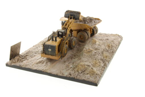 Cat 1:125 Weathered 797 + 994K & Diorama 85762 - Image 12