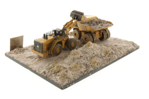Cat 1:125 Weathered 797 + 994K & Diorama 85762 - Image 11