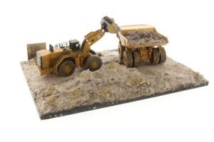 Cat 1:125 Weathered 797 + 994K & Diorama 85762