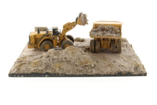 Cat 1:125 Weathered 797 + 994K & Diorama 85762 - Image 9