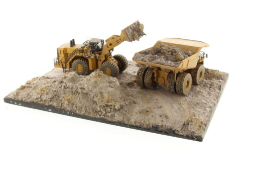 Cat 1:125 Weathered 797 + 994K & Diorama 85762 - Image 8