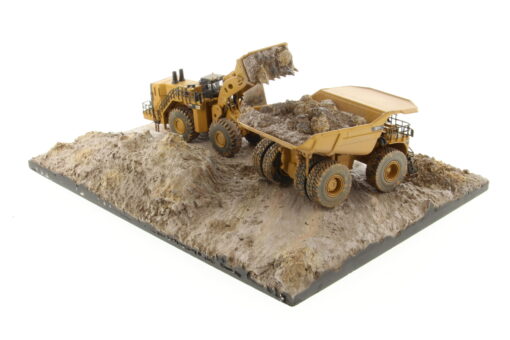 Cat 1:125 Weathered 797 + 994K & Diorama 85762 - Image 7