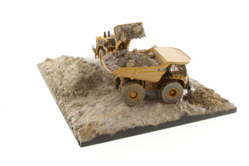 Cat 1:125 Weathered 797 + 994K & Diorama 85762 - Image 6
