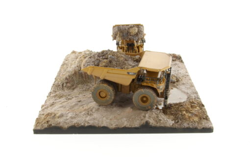 Cat 1:125 Weathered 797 + 994K & Diorama 85762 - Image 5