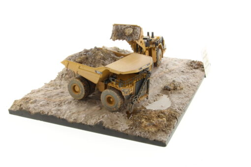 Cat 1:125 Weathered 797 + 994K & Diorama 85762 - Image 4
