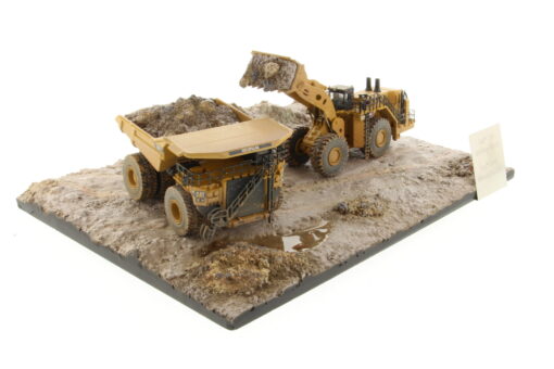 Cat 1:125 Weathered 797 + 994K & Diorama 85762 - Image 3