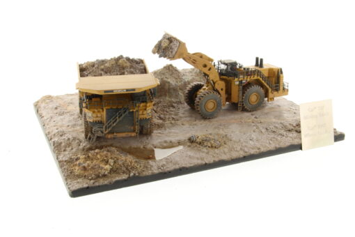 Cat 1:125 Weathered 797 + 994K & Diorama 85762 - Image 2
