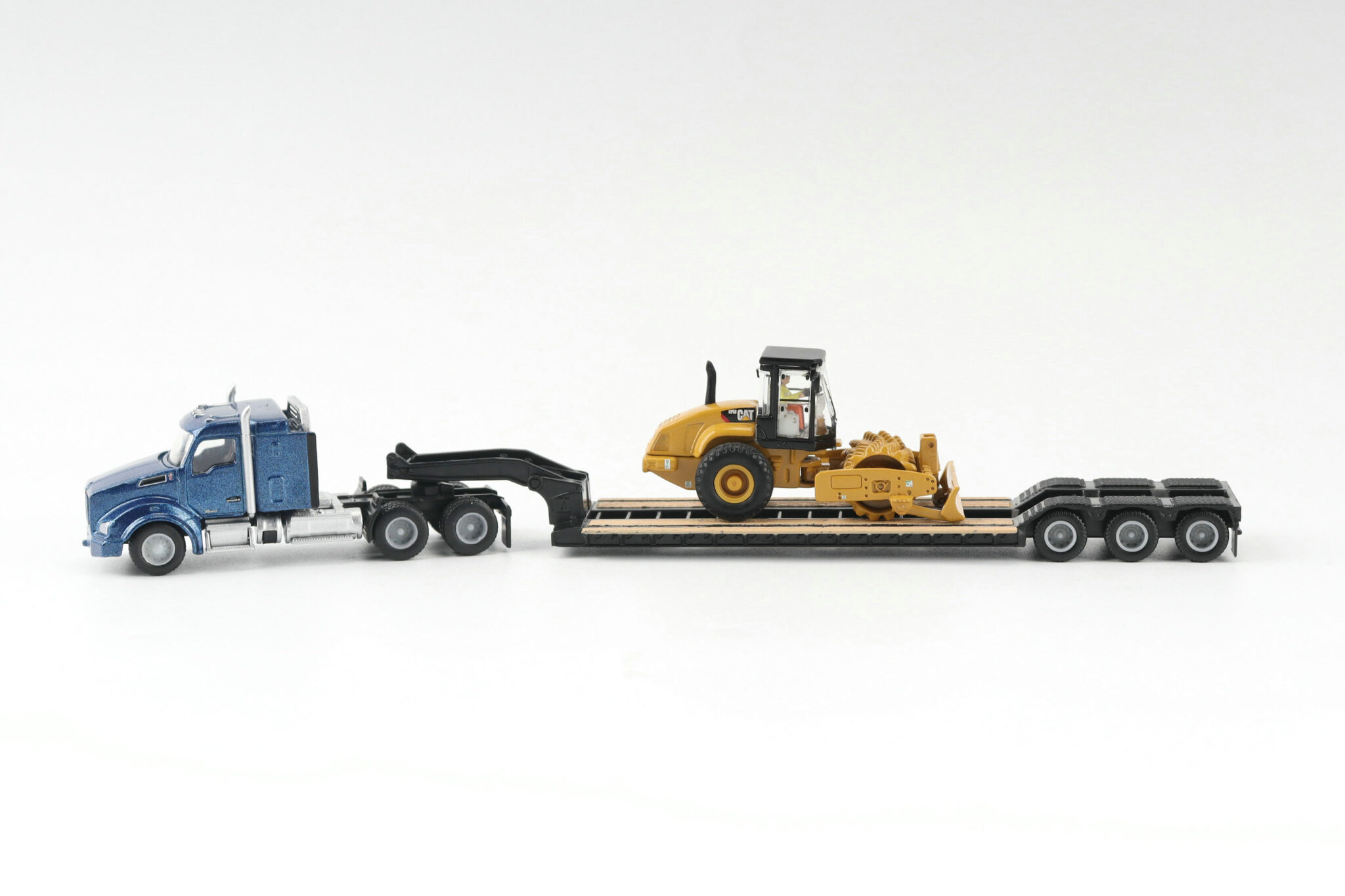 Cat 1:87 Construction Diecast Cat Kenworth T880 with Lowboy Trailer and Cat CP56 Padfoot Roller 84424 - Image 18
