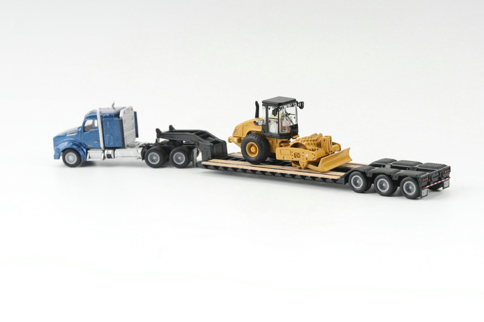 Cat 1:87 Construction Diecast Cat Kenworth T880 with Lowboy Trailer and Cat CP56 Padfoot Roller 84424 - Image 17