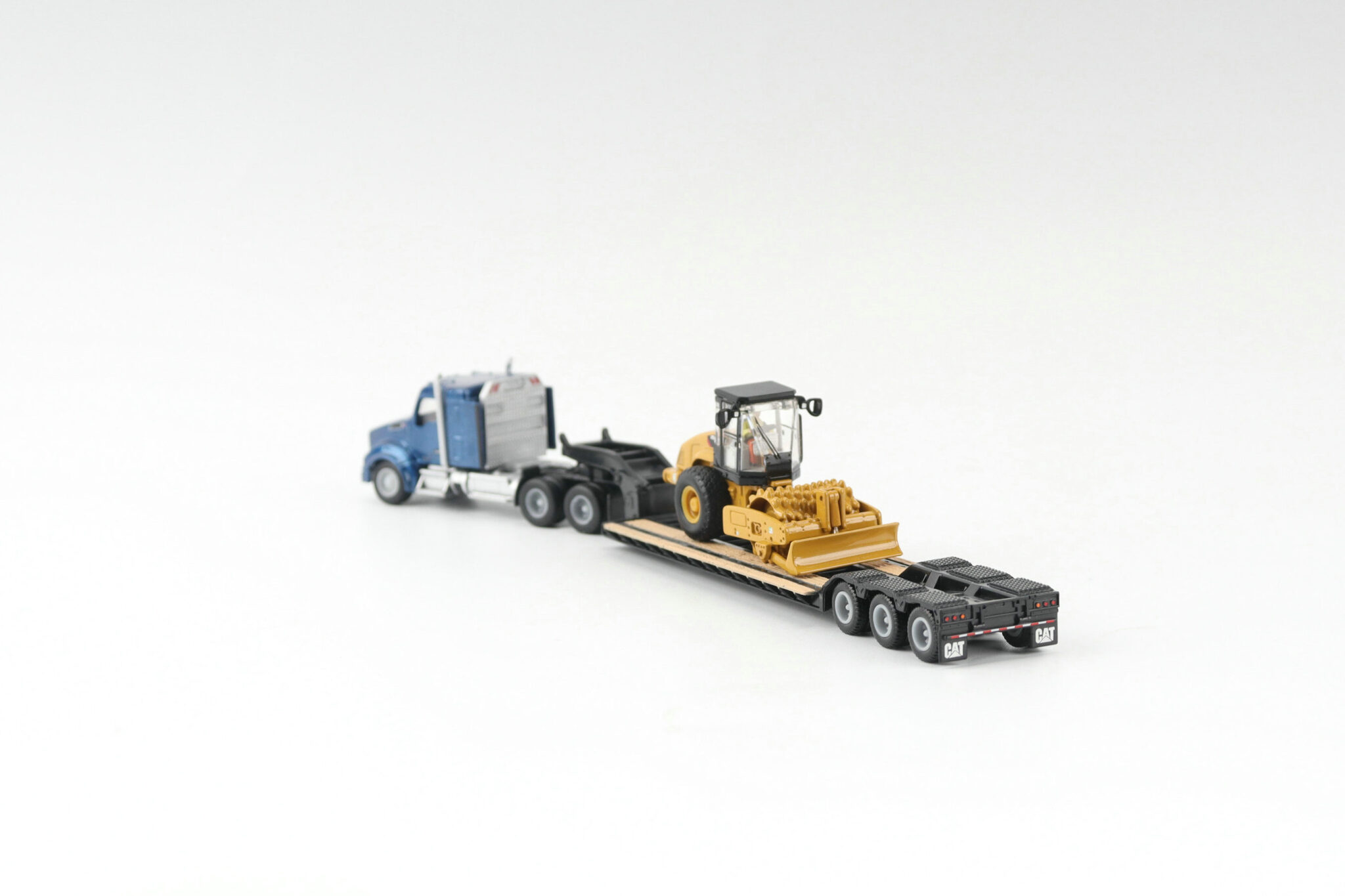 Cat 1:87 Construction Diecast Cat Kenworth T880 with Lowboy Trailer and Cat CP56 Padfoot Roller 84424 - Image 16