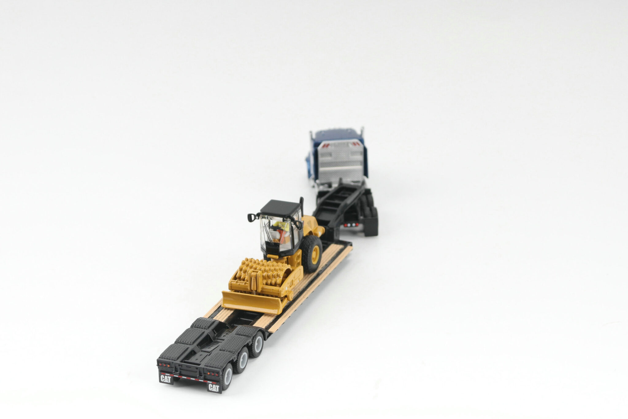 Cat 1:87 Construction Diecast Cat Kenworth T880 with Lowboy Trailer and Cat CP56 Padfoot Roller 84424 - Image 15