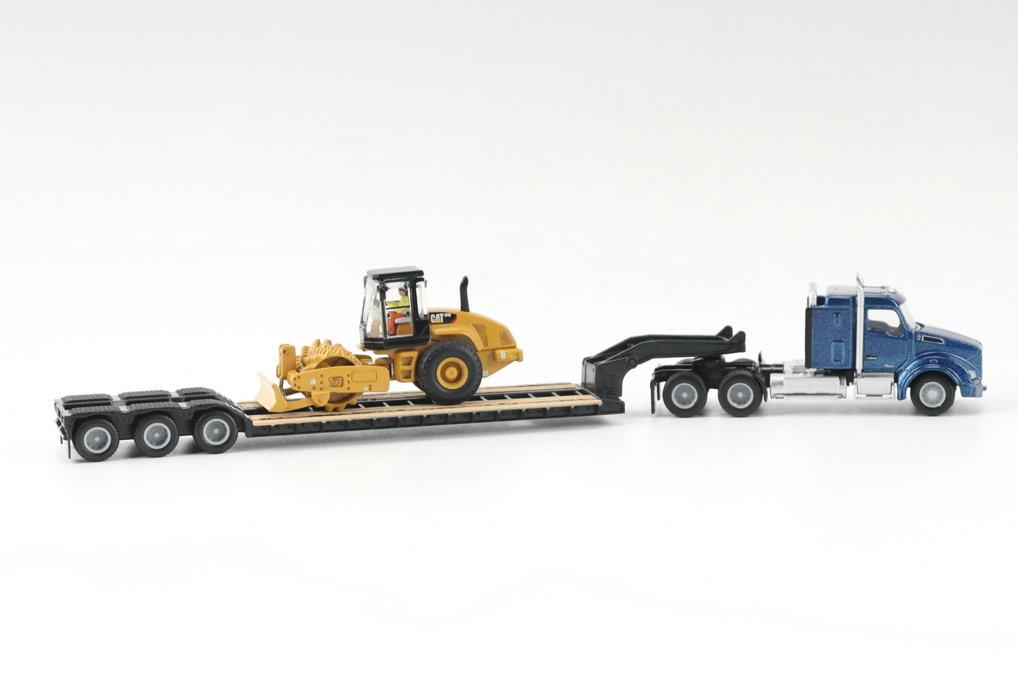Cat 1:87 Construction Diecast Cat Kenworth T880 with Lowboy Trailer and Cat CP56 Padfoot Roller 84424 - Image 13