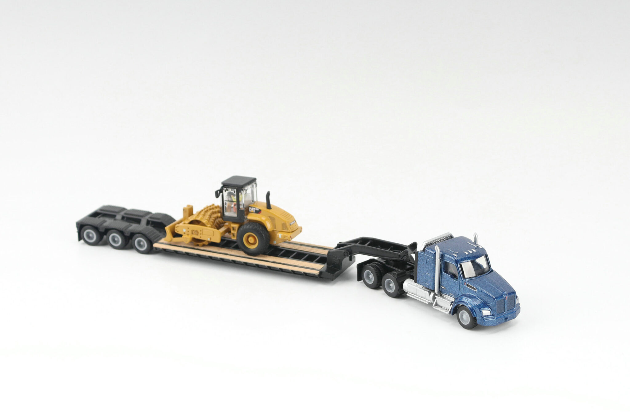 Cat 1:87 Construction Diecast Cat Kenworth T880 with Lowboy Trailer and Cat CP56 Padfoot Roller 84424 - Image 12