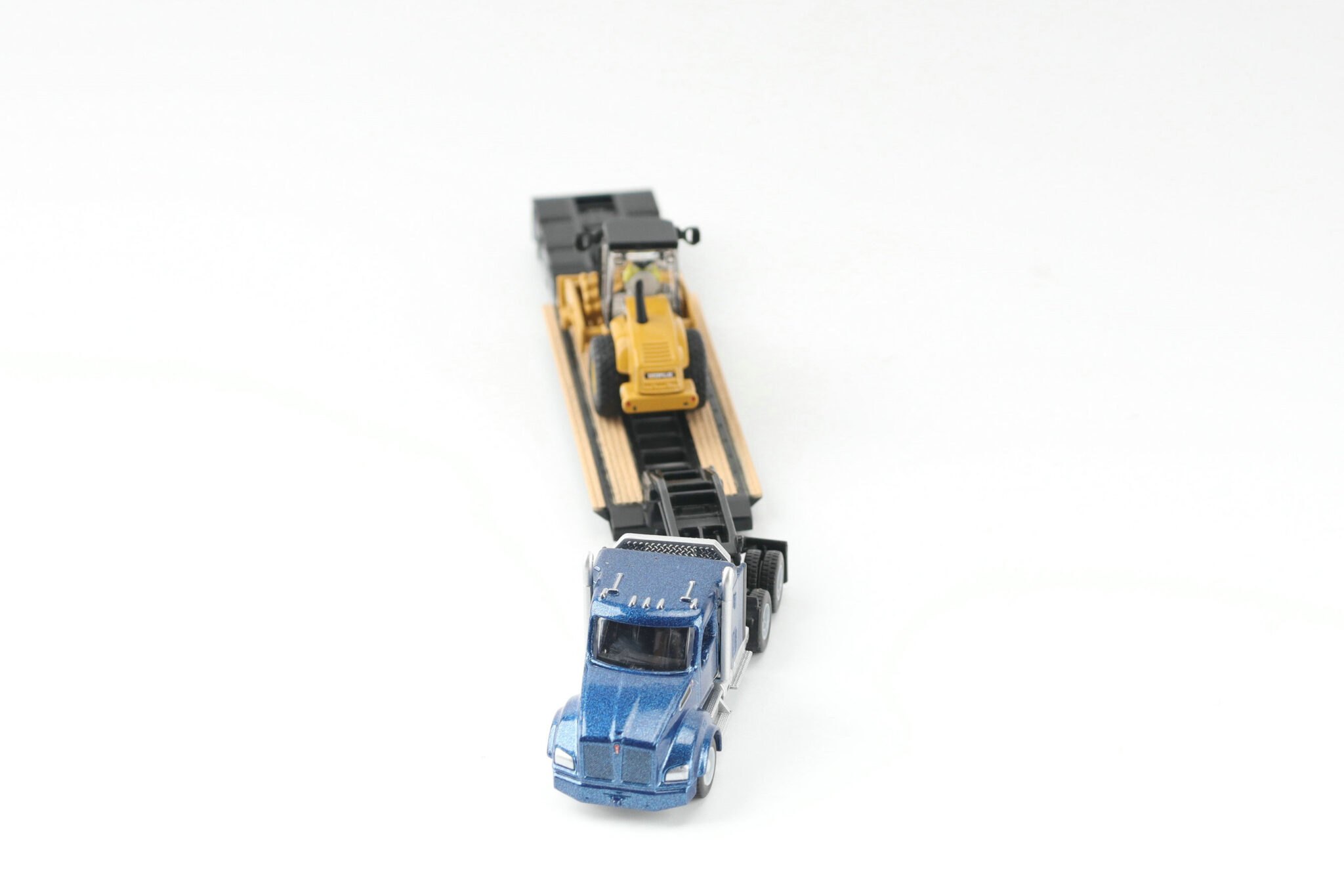 Cat 1:87 Construction Diecast Cat Kenworth T880 with Lowboy Trailer and Cat CP56 Padfoot Roller 84424 - Image 11