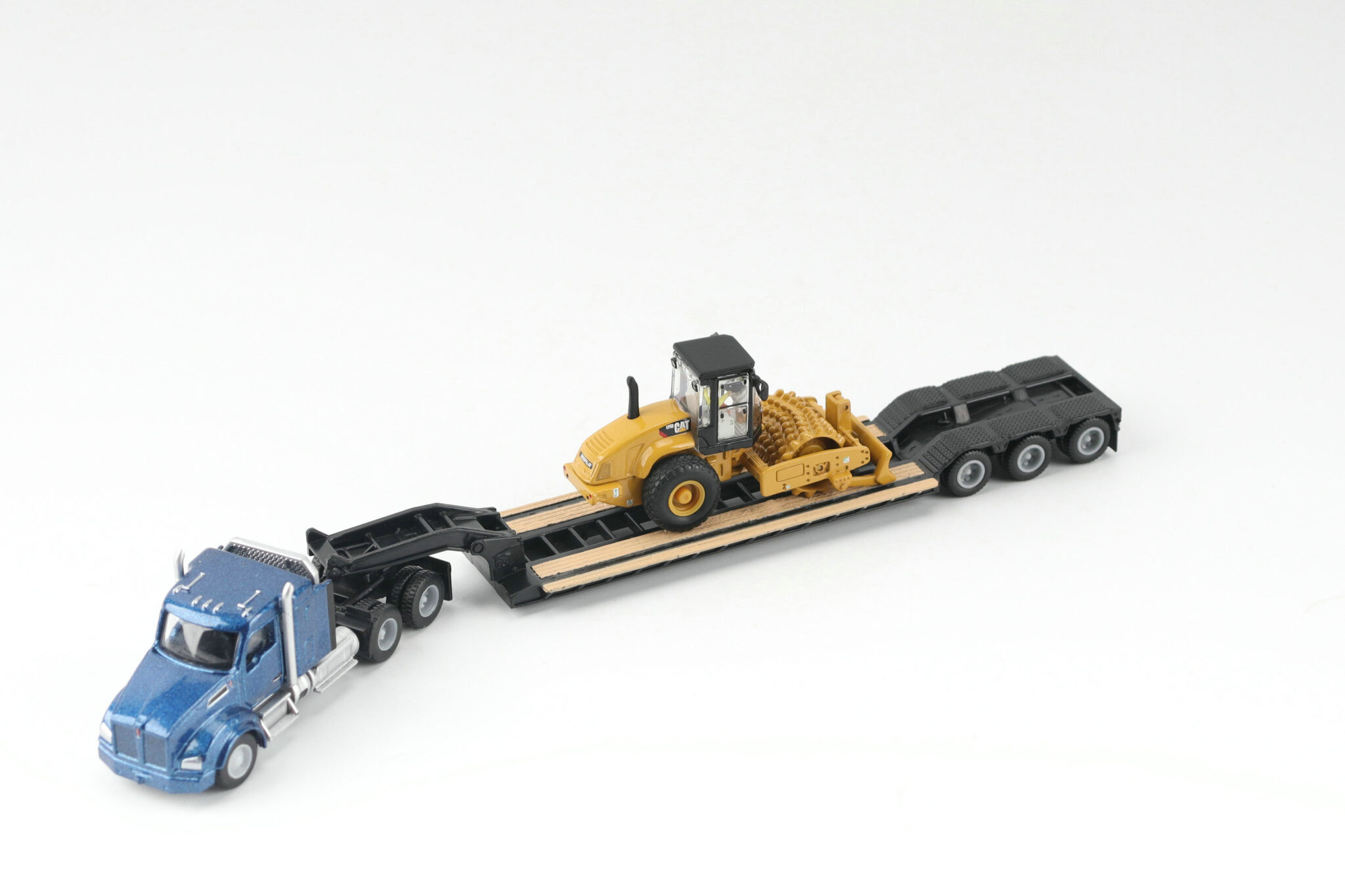 Cat 1:87 Construction Diecast Cat Kenworth T880 with Lowboy Trailer and Cat CP56 Padfoot Roller 84424